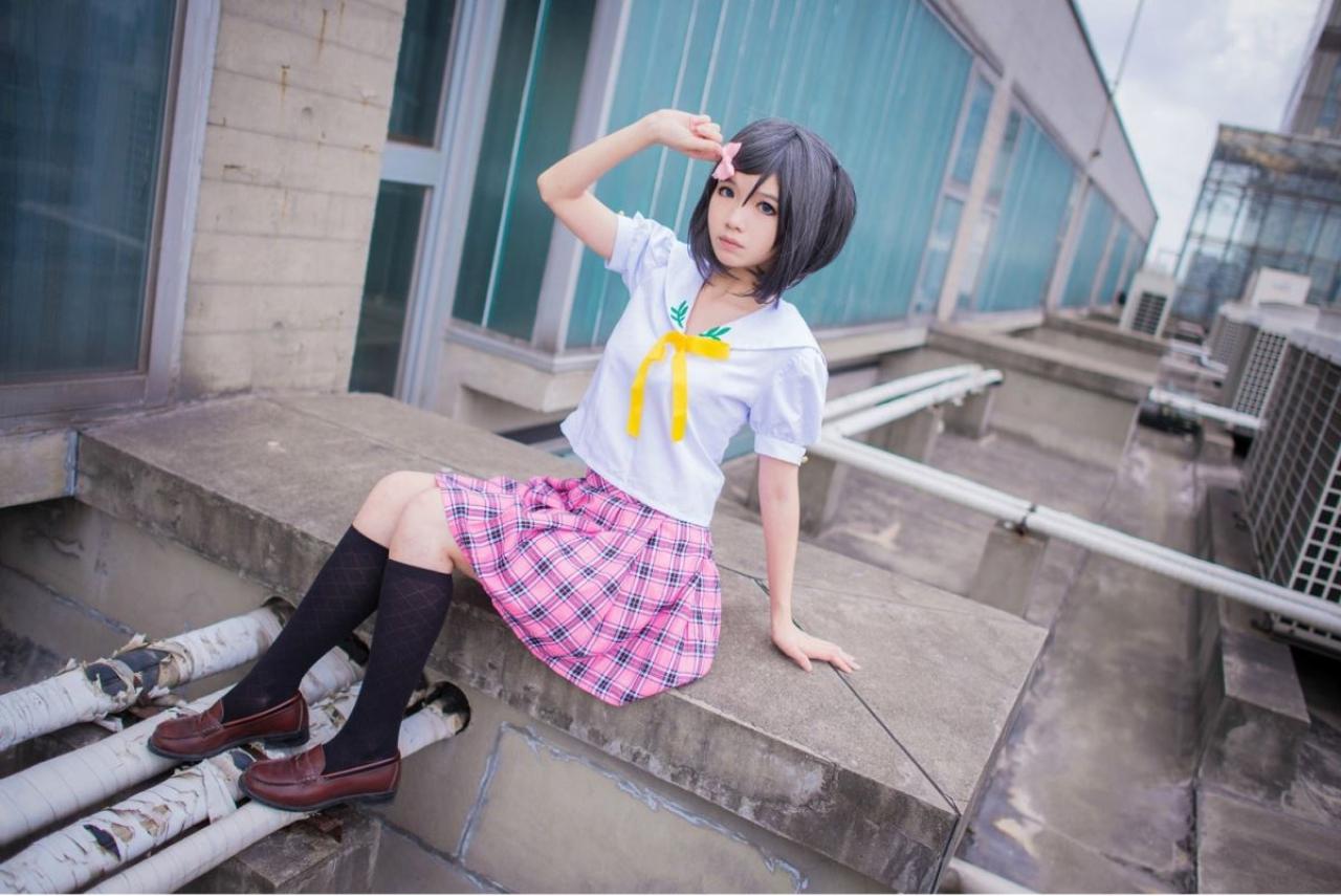 黄道扮演筒隐月子坐在天台纵横的管道上