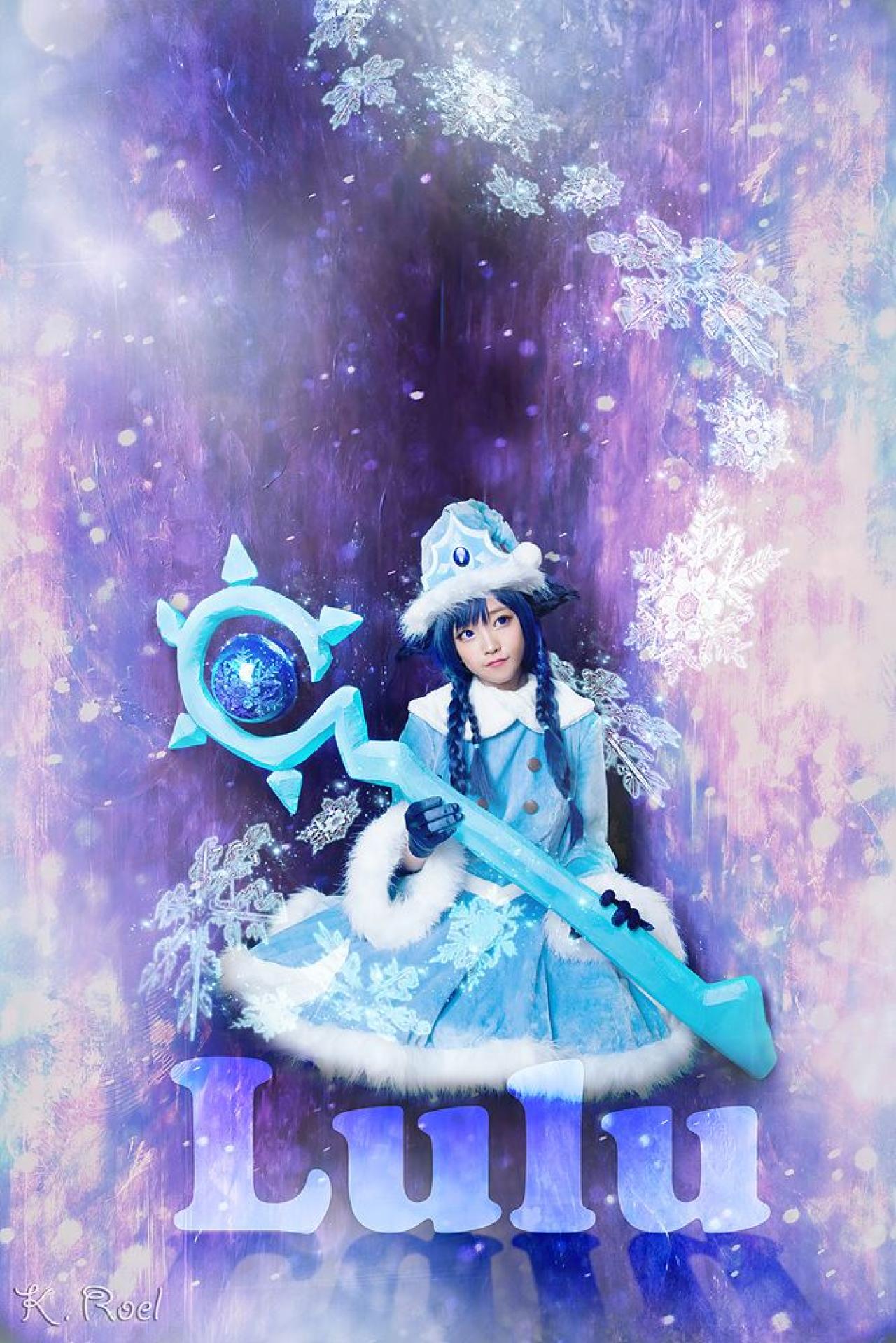 兔娘扮演璐璐拿着法杖在浅紫色的梦幻背景中