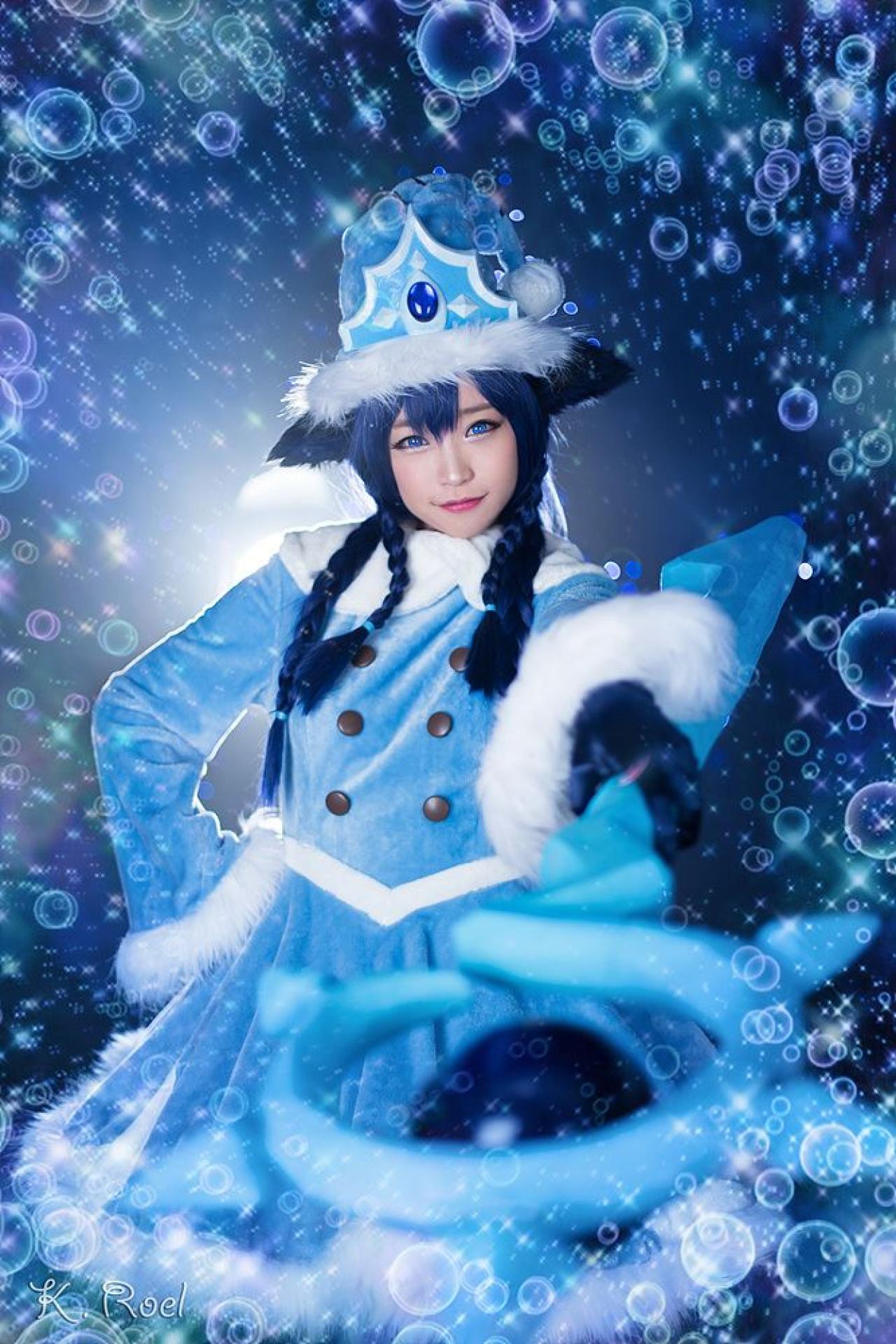 兔娘扮演璐璐右手叉腰，左手伸出魔杖