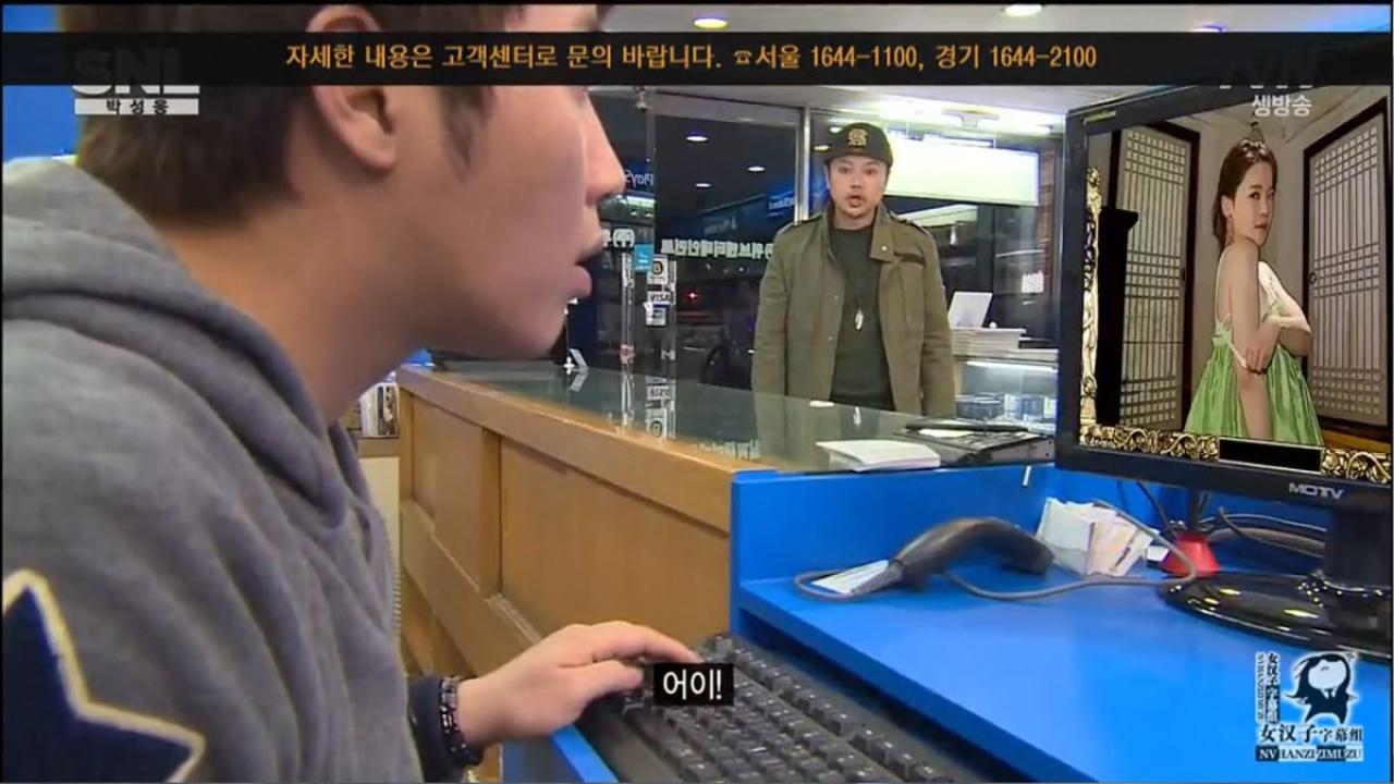 哥哥给弟弟打招呼，弟弟正在玩游戏