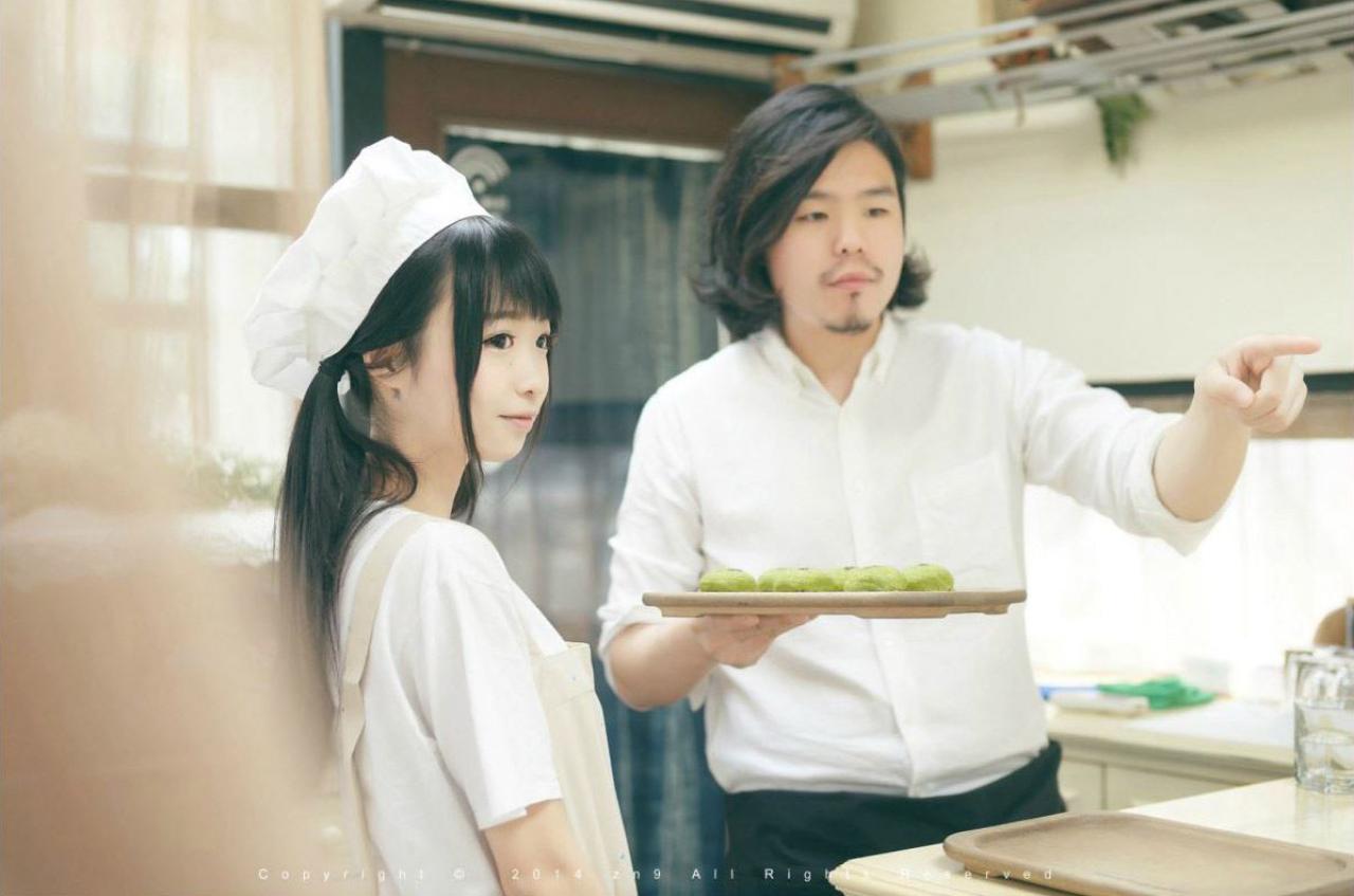 半个大叔端着盘子指着位置请鳄鱼同学端过去