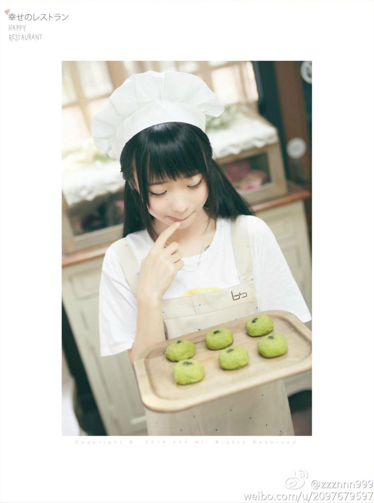 鳄鱼同学看着点心，舔了舔嘴唇：好好吃的样子