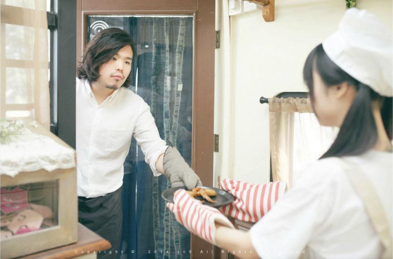 半个大叔递来烤好的鸡翅