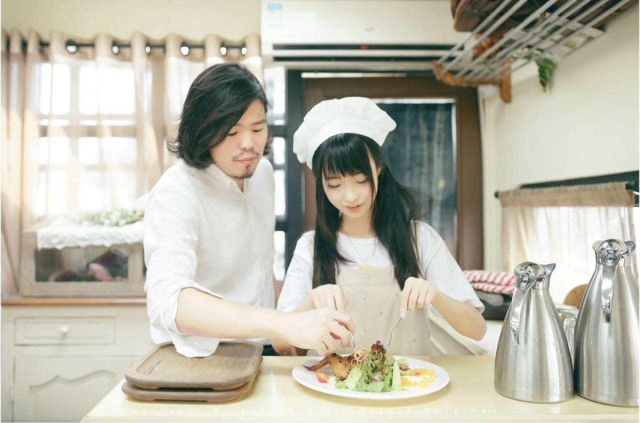 半个大叔在一旁指点鳄鱼同学