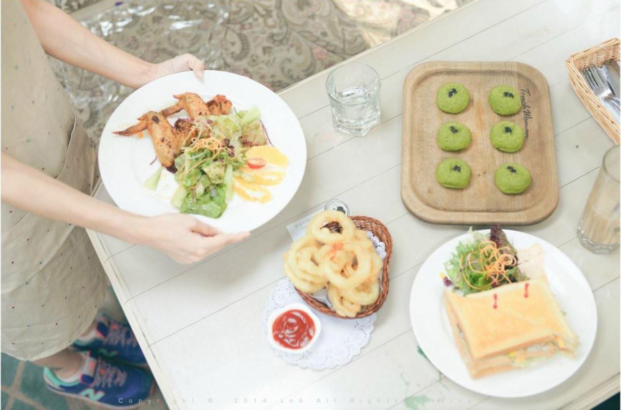 鳄鱼同学把盘子端到了餐桌上