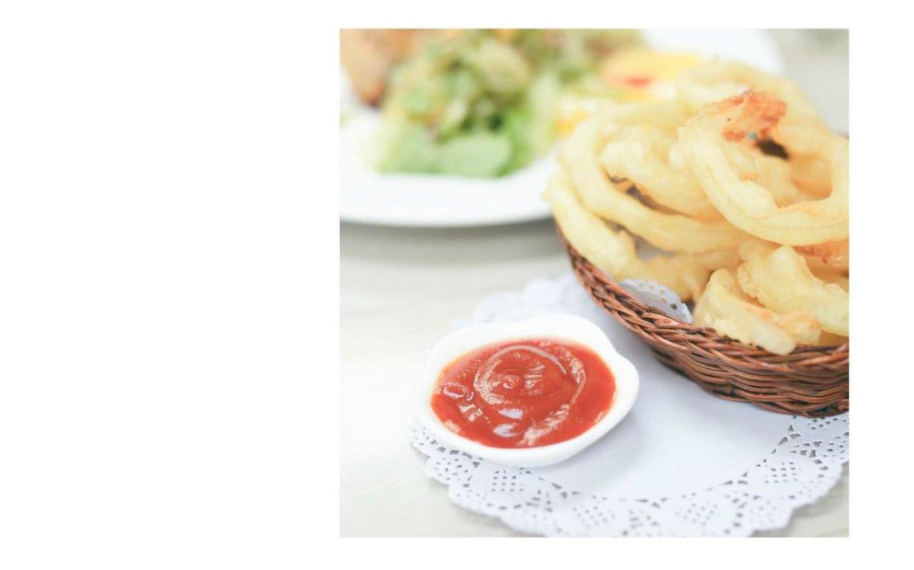 餐桌已有的油炸圈和番茄酱