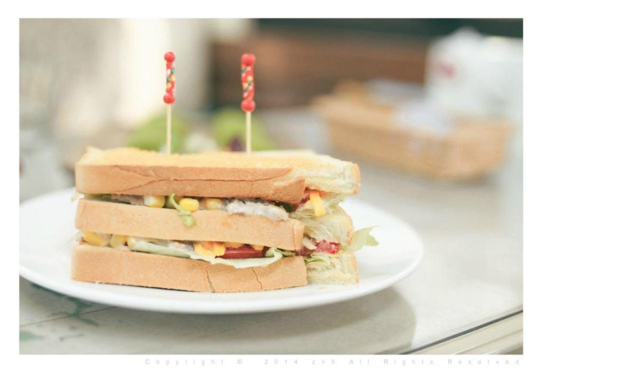 餐桌上摆放的三明治