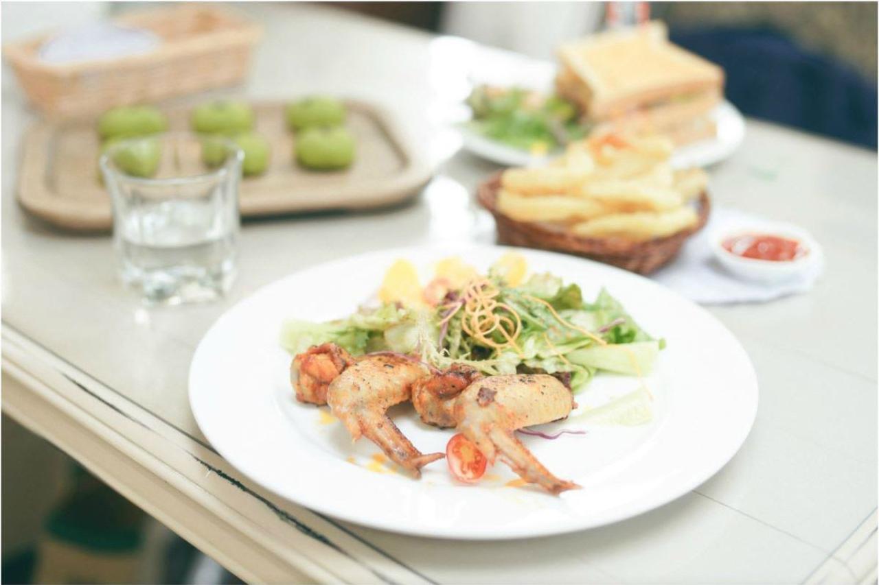 餐桌上的鸡翅和水杯