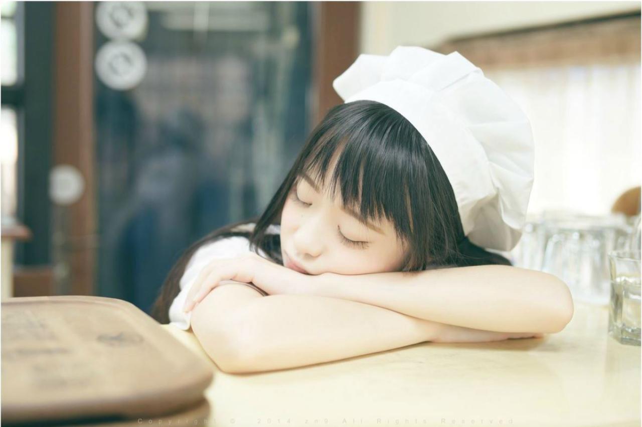 鳄鱼同学扒在餐桌上睡着了