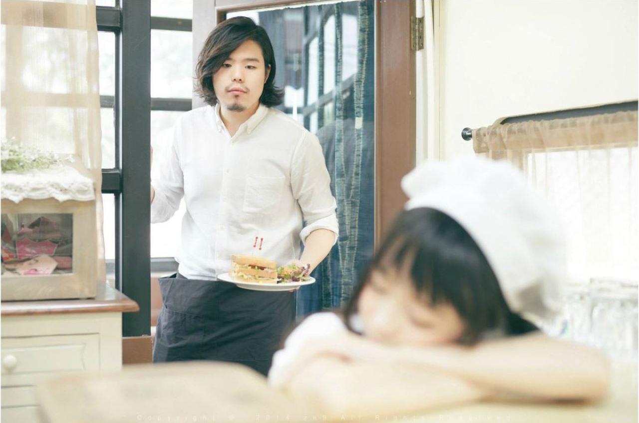 半个大叔端着盘子推门进来，看到鳄鱼同学