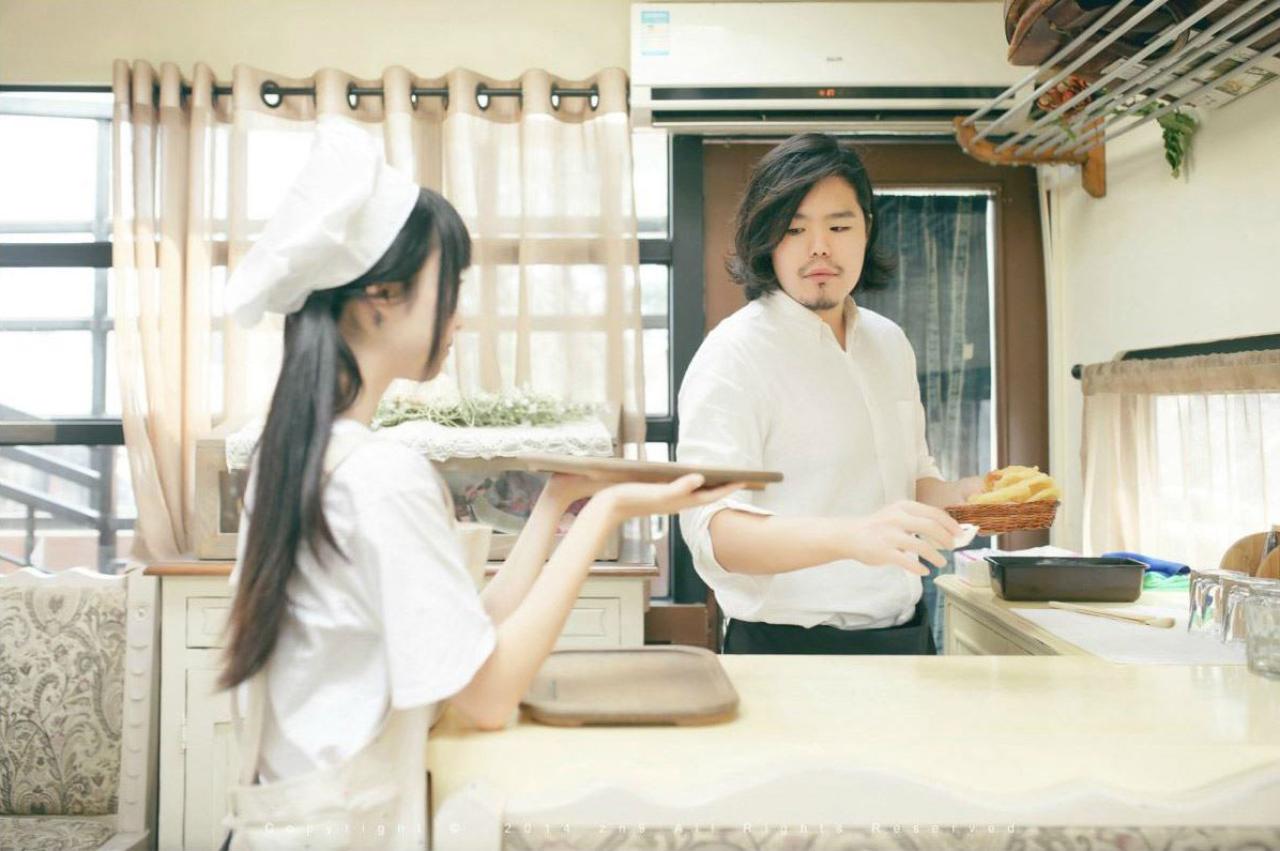 半个大叔转过身，鳄鱼同学双手捧起碟子