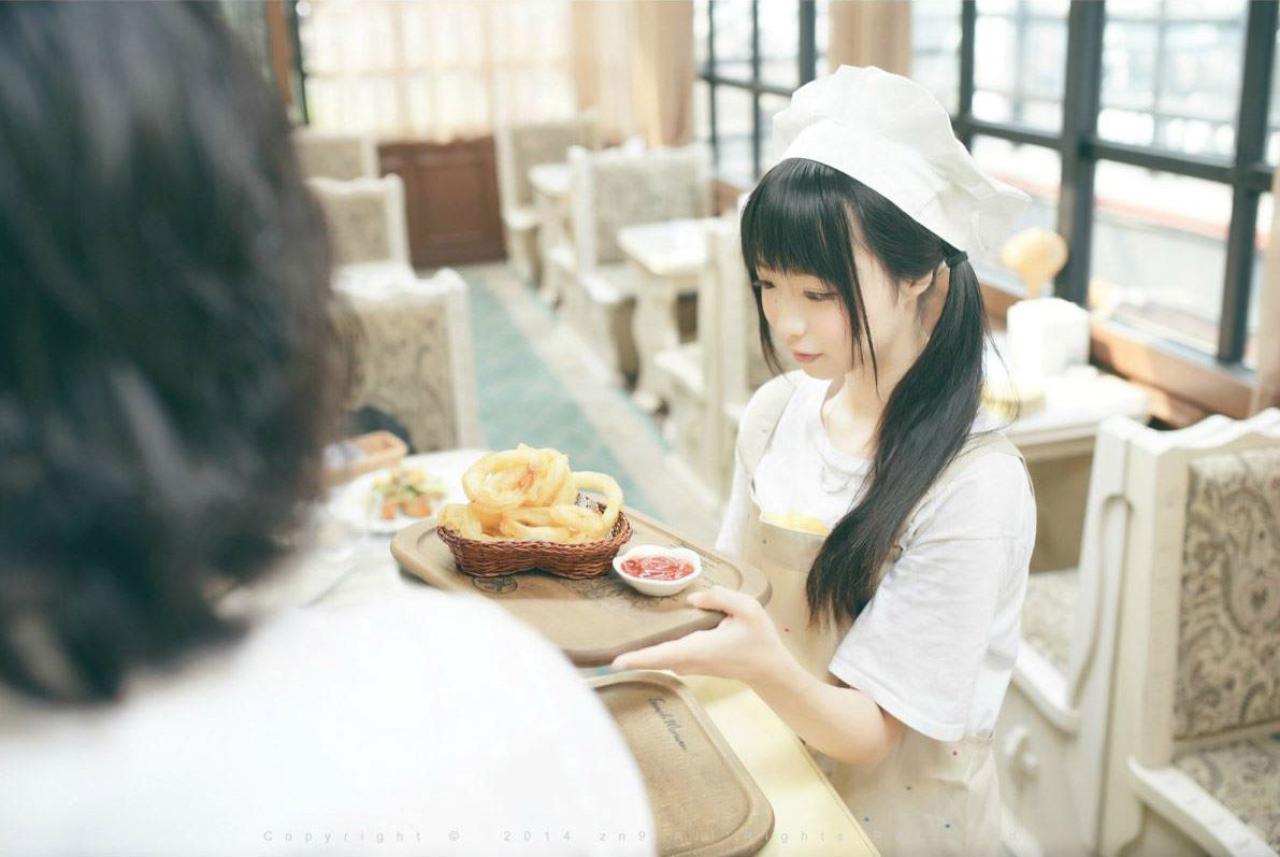 大叔把油炸圈和番茄酱放在碟子上