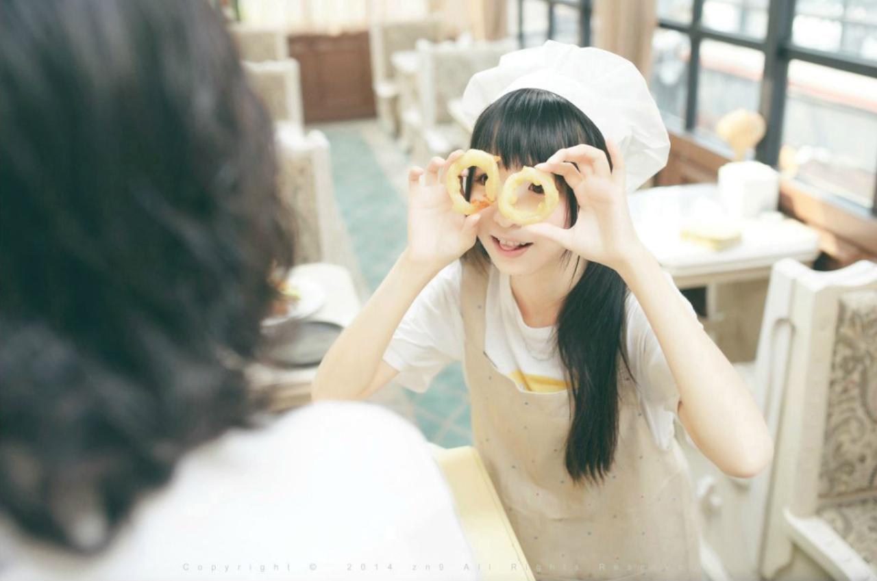 鳄鱼同学拿起那个油炸圈，比作眼镜吐舌卖萌