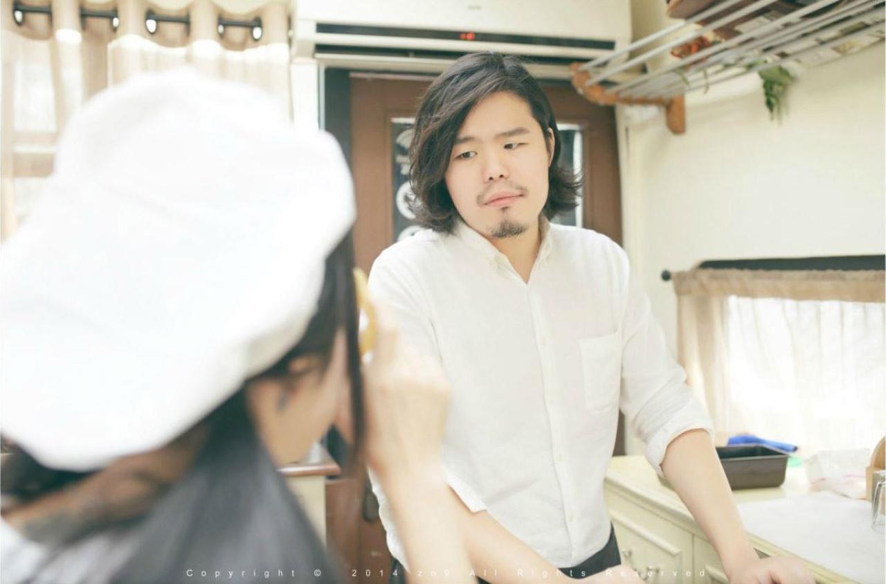 半个大叔双手撑着桌子，无可奈何的神情