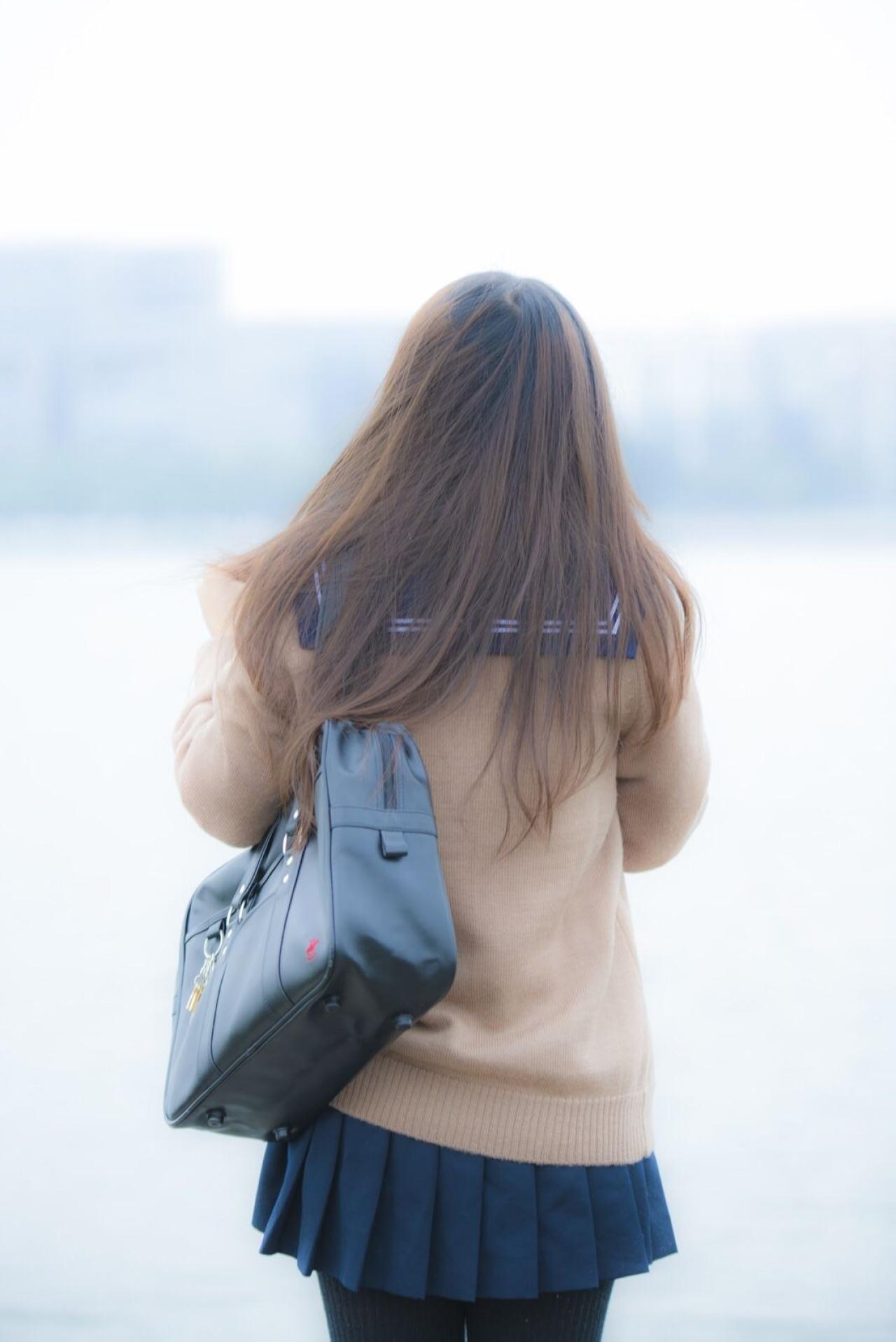 曈曈响叮当站在河边的背影