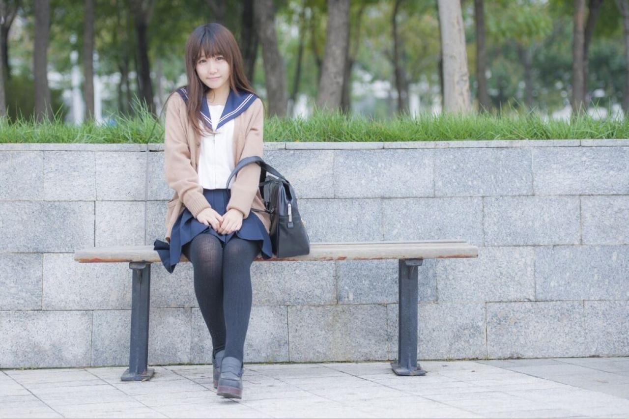 曈曈响叮当坐在长椅上