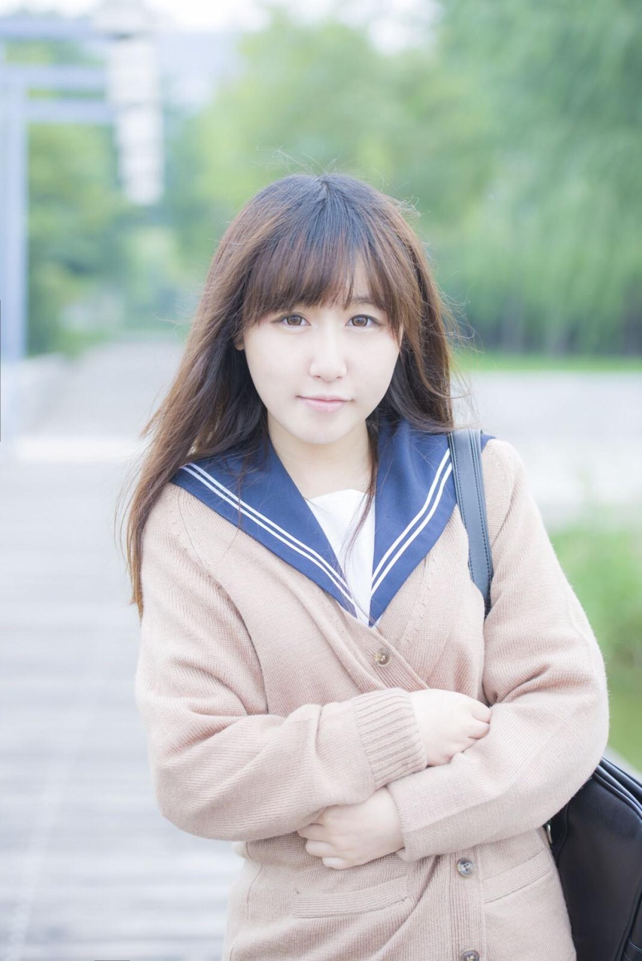 披着棕米色外套的曈曈响叮当