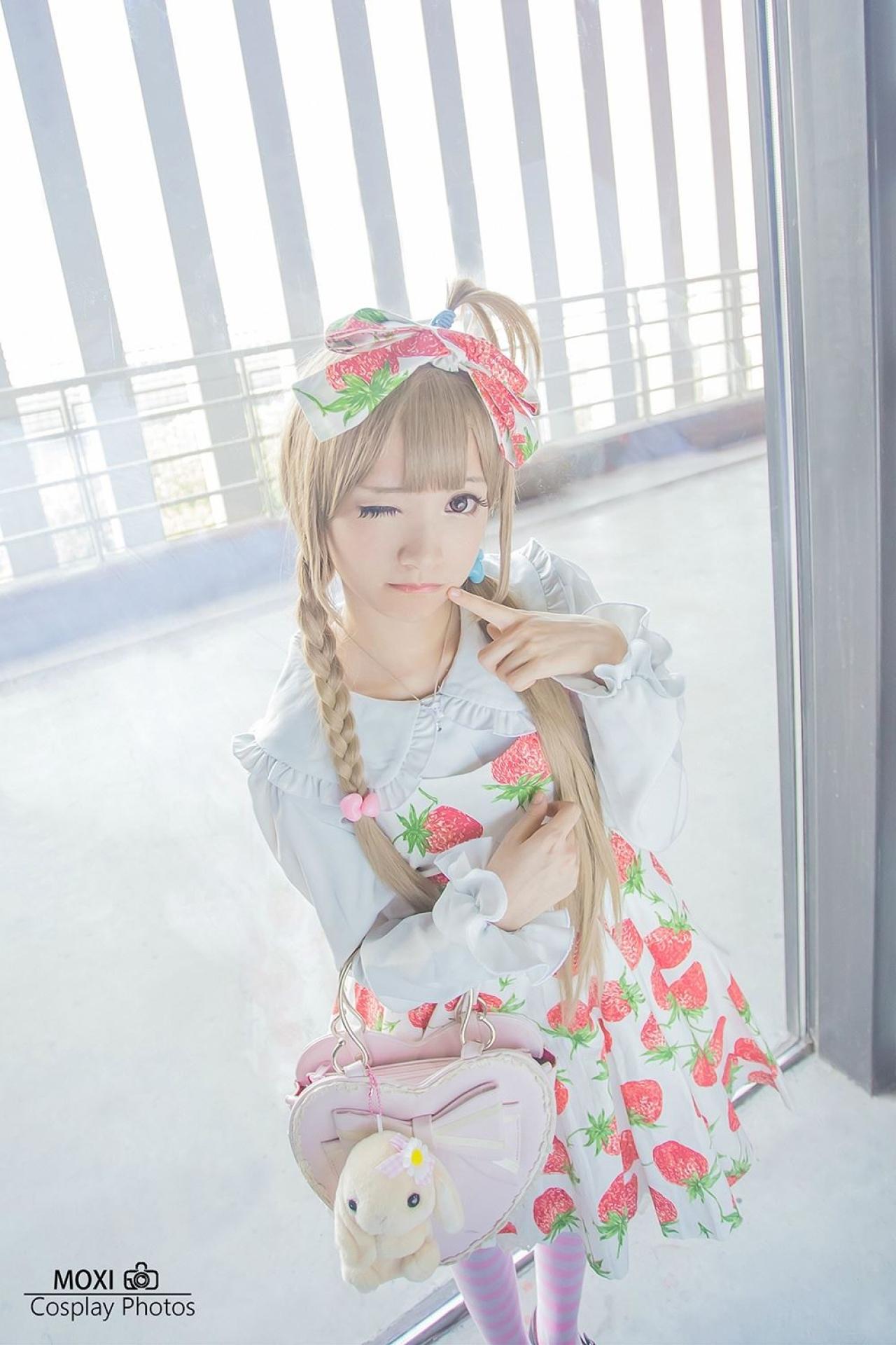 橘子酱眨眼戳脸卖萌