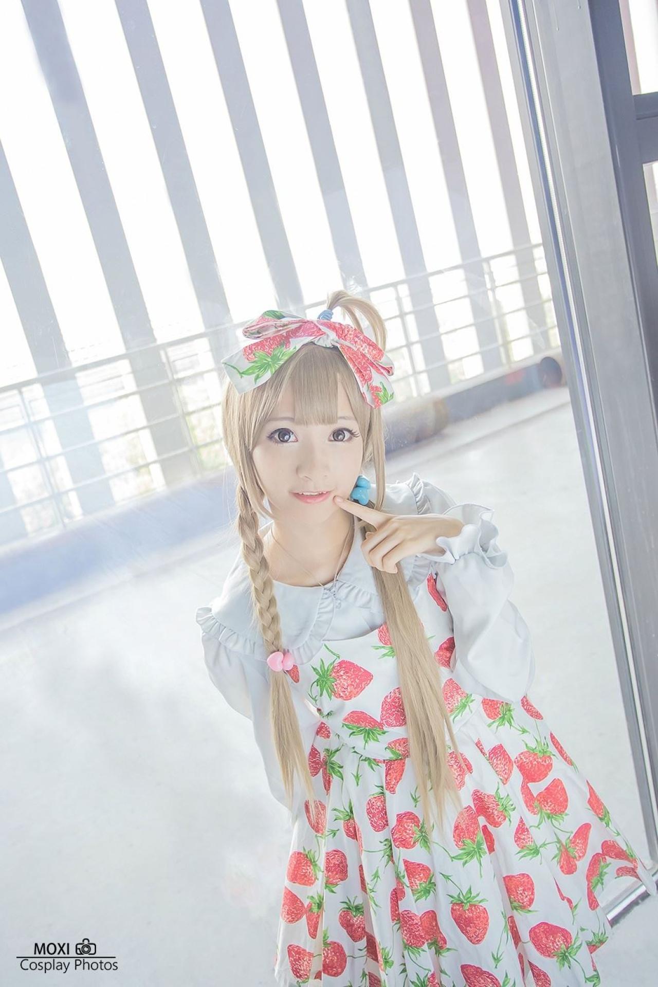 橘子酱微笑戳脸姿势