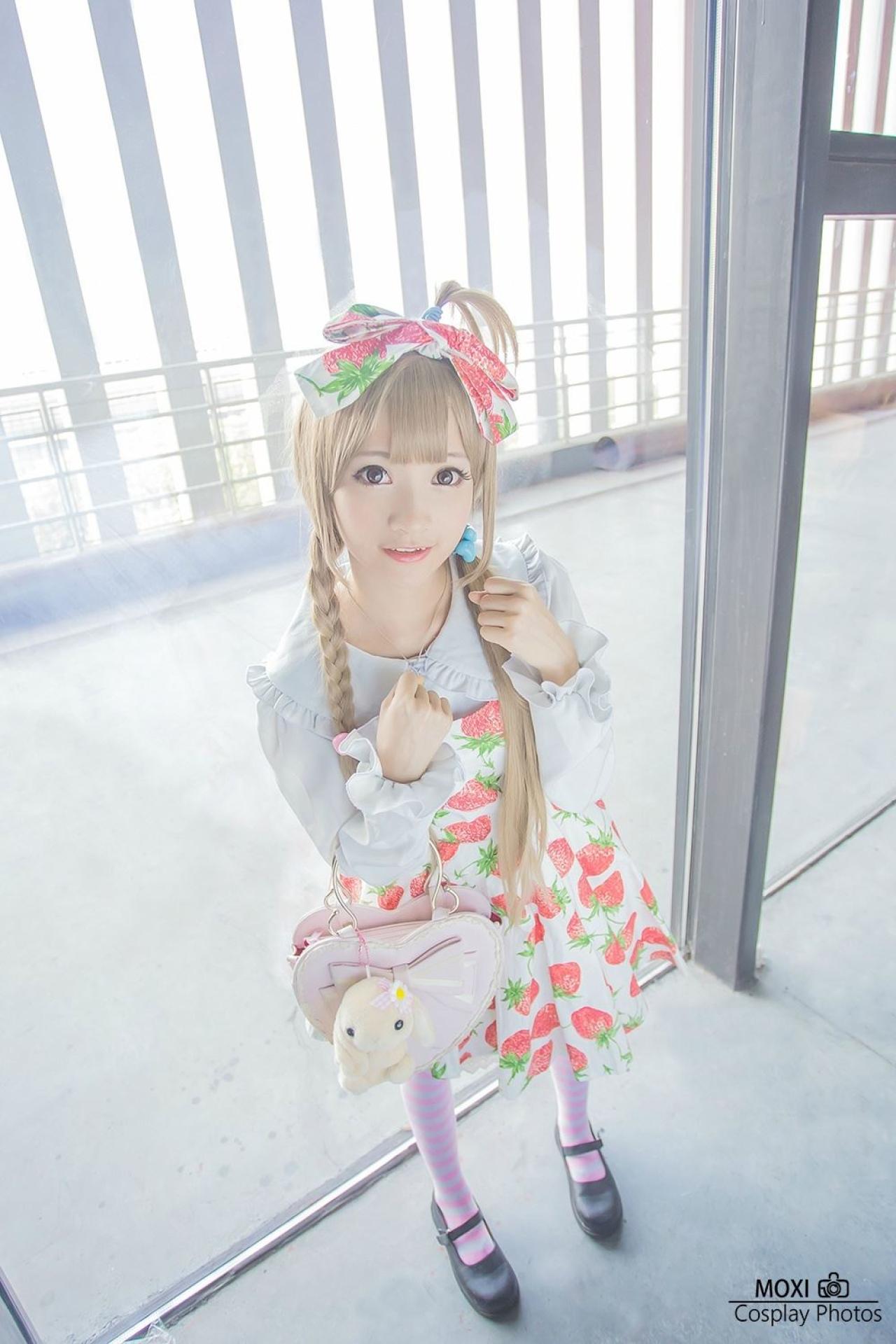 橘子酱双手半握拳放在肩前