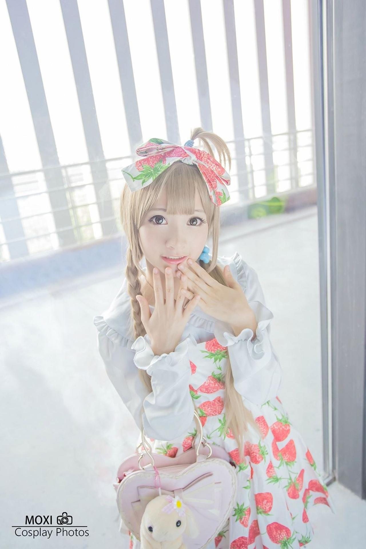 橘子酱双手五指靠在嘴唇边