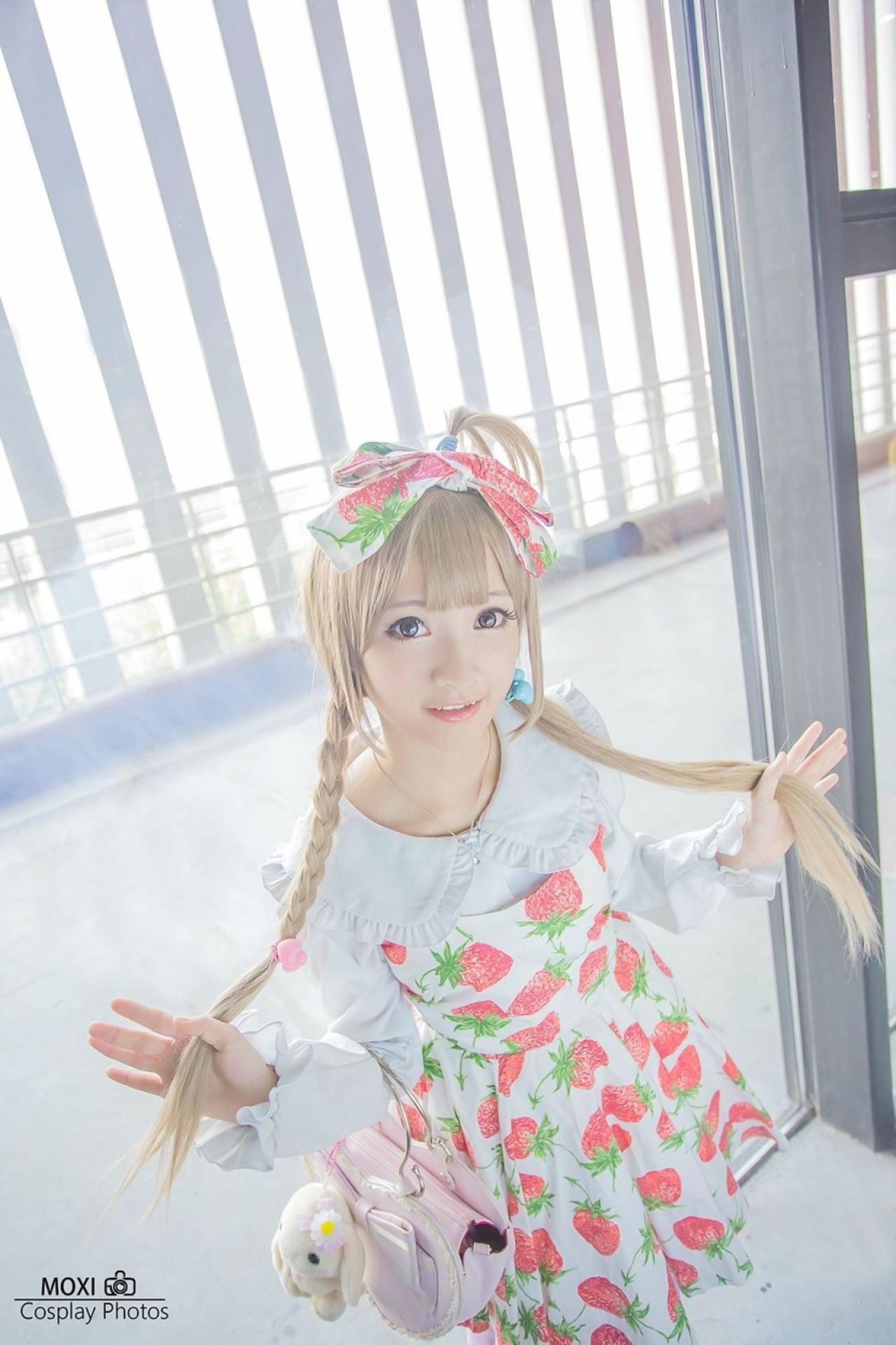 橘子酱双手握着双马尾辫