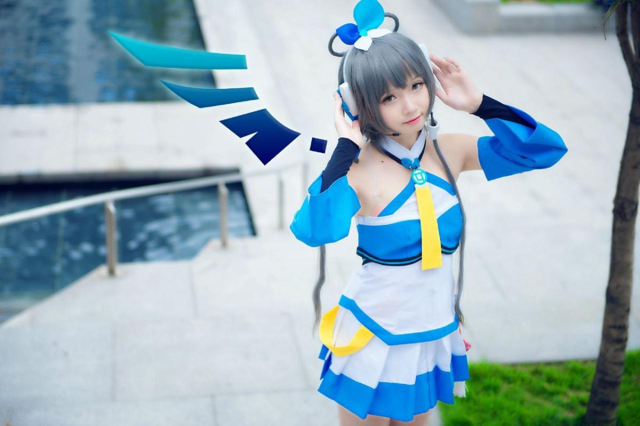 小圆脸雪雪扮演洛天依在小树旁