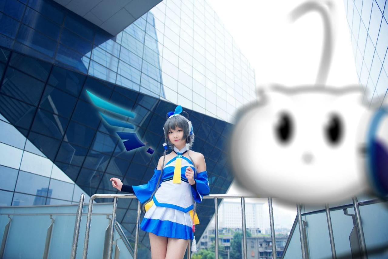 小圆脸雪雪扮演洛天依靠在栏杆正面，和洛天依的音之精灵伙伴天钿