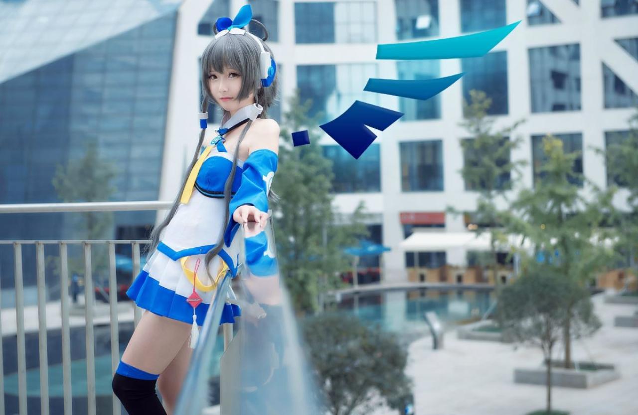 小圆脸雪雪扮演洛天依靠在栏杆左侧面全身照