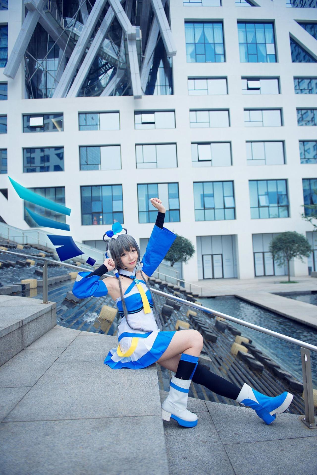 小圆脸雪雪扮演洛天依坐在台阶上