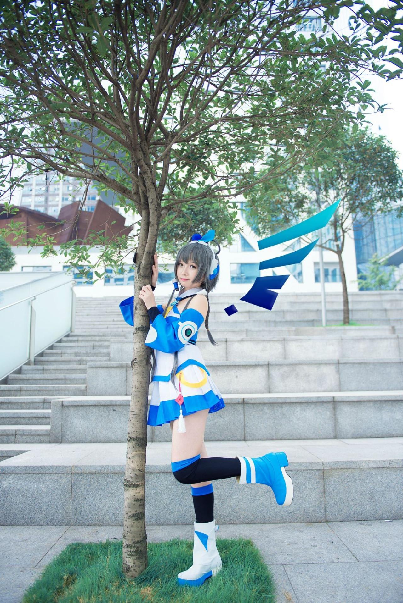 小圆脸雪雪扮演洛天依扶着树干