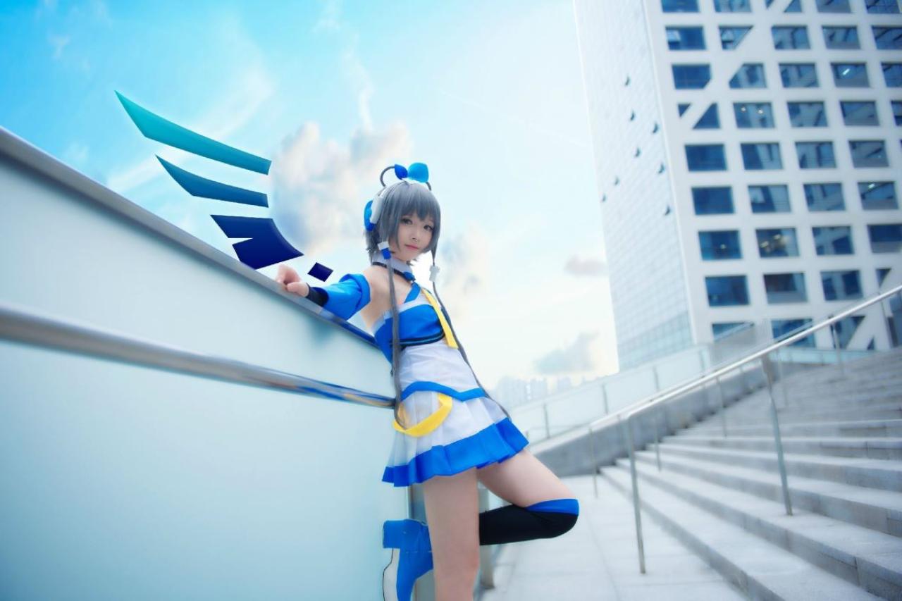 小圆脸雪雪扮演洛天依靠在栏杆右侧面全身照