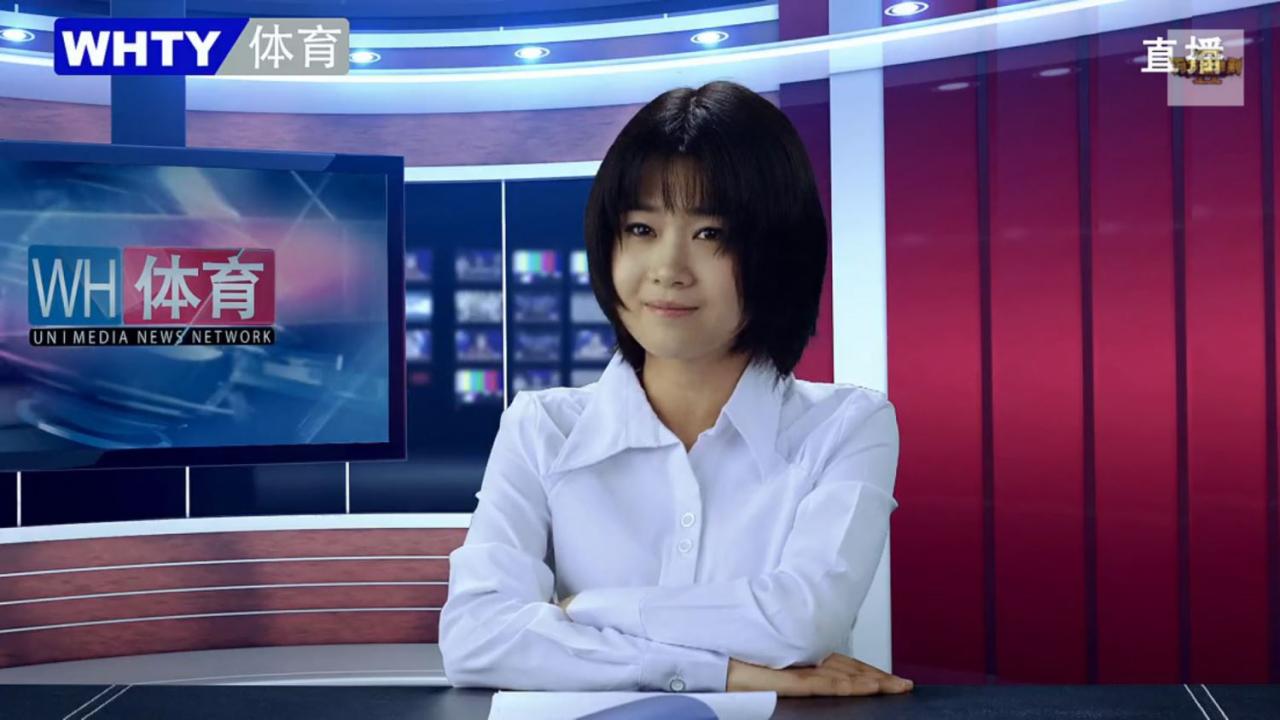 王怡悦扮演“WH体育”主持人双手扒桌学生坐姿播报“东国”足球队相关情况