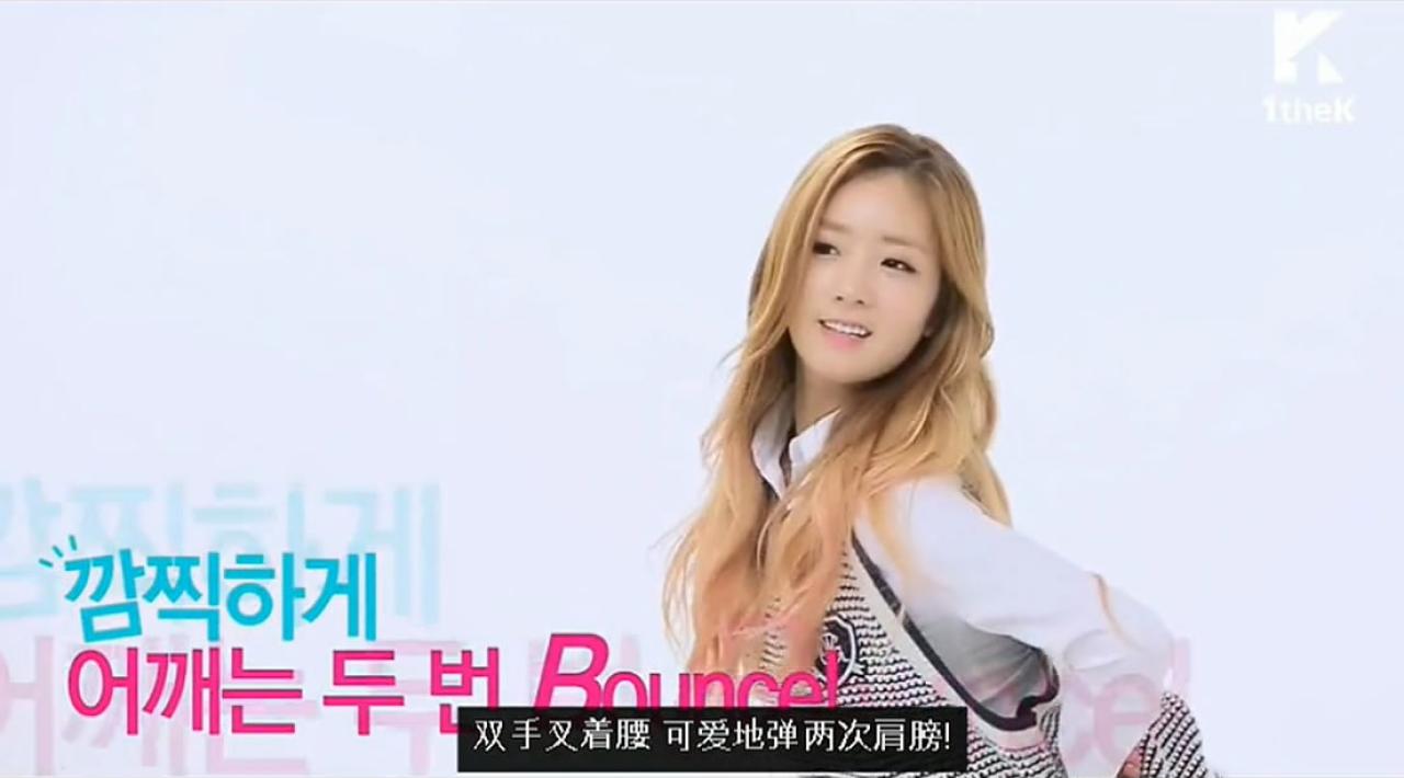 舞蹈示范动作：右肩上扬，左肩下摆