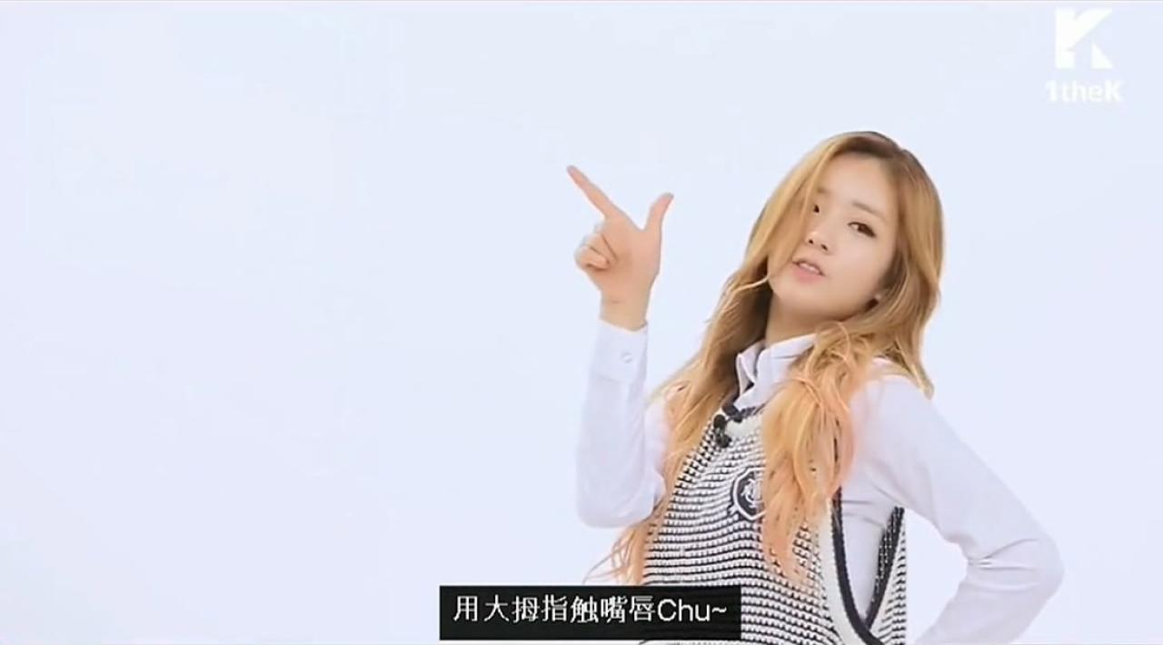 舞蹈示范动作：作八字手势，说Chu~