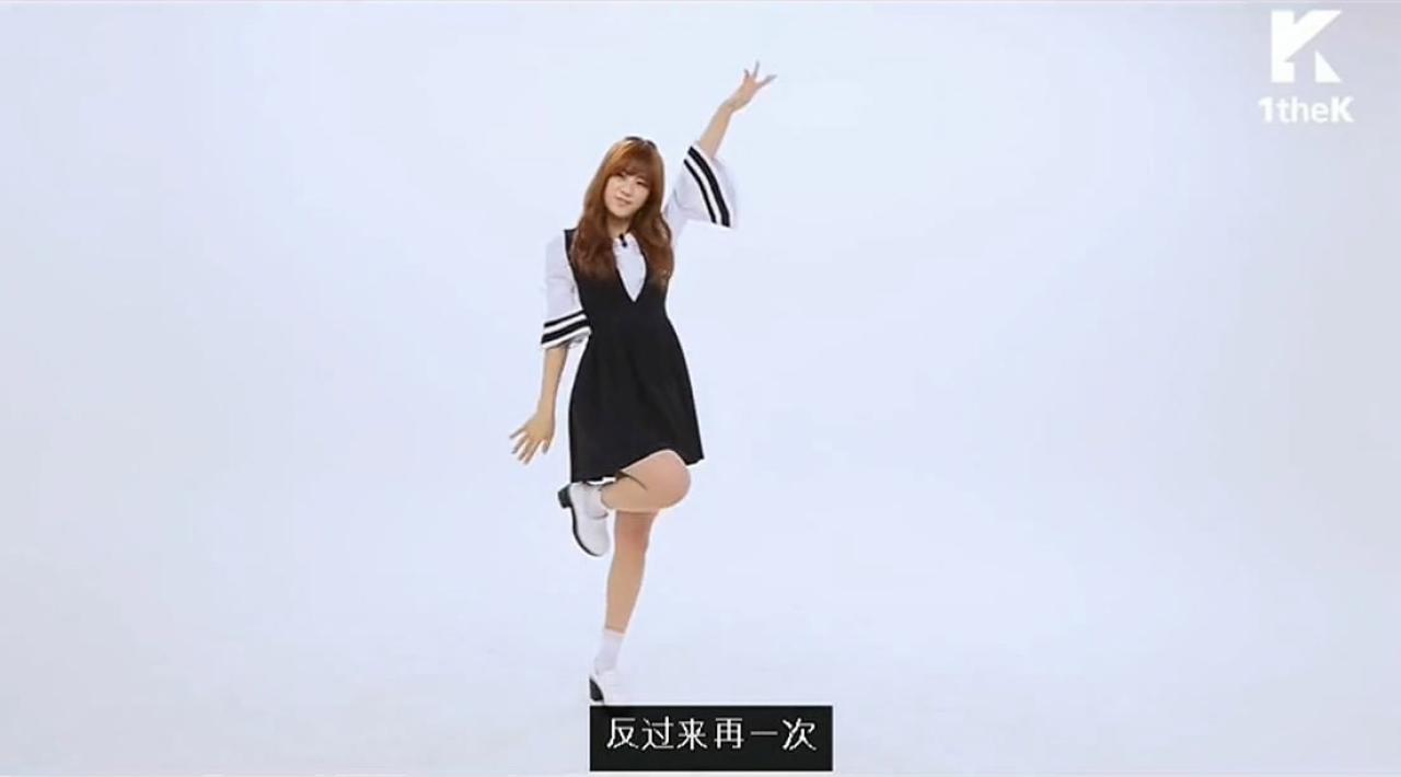 舞蹈示范动作：右腿抬起，左臂向上伸出