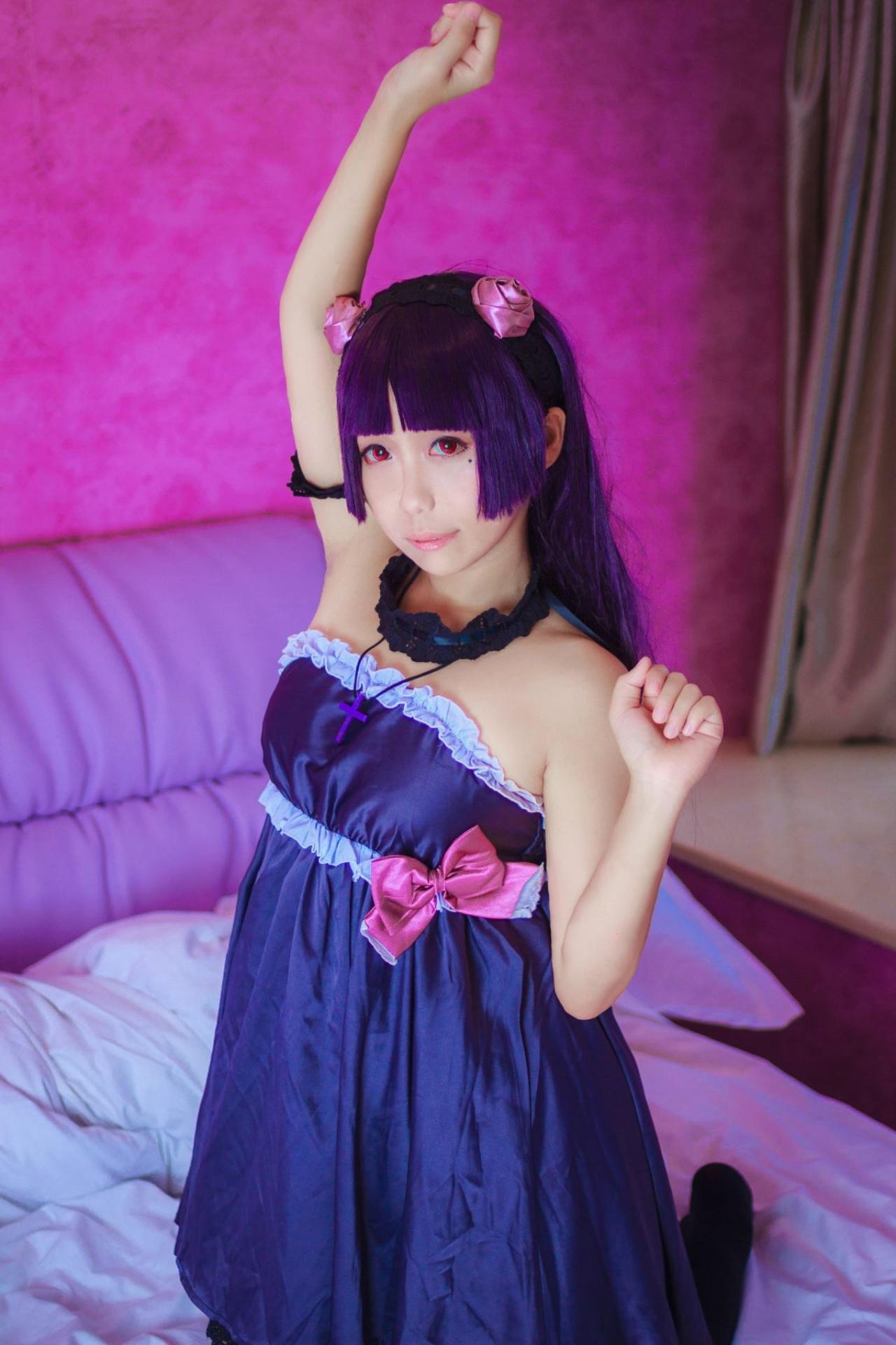 七喵扮演五更琉璃抬起右手，左手半握拳