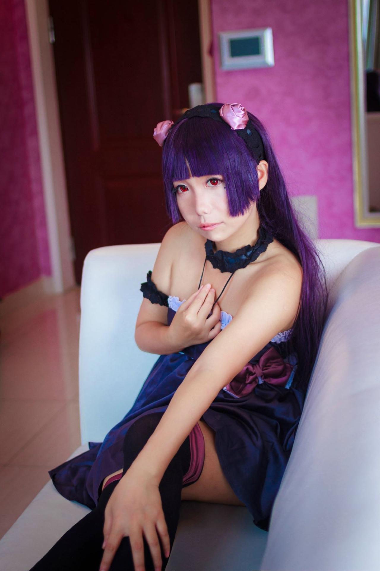 七喵扮演五更琉璃斜躺在沙发上