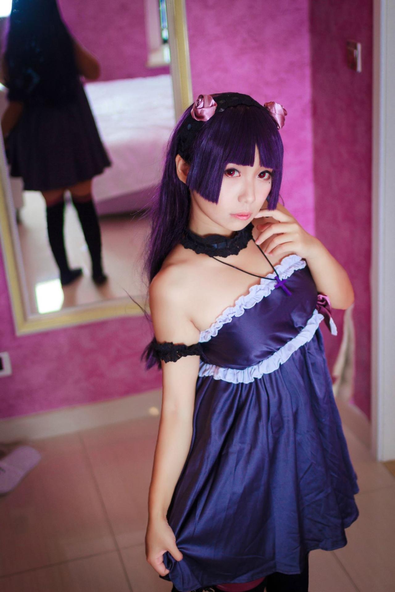 七喵扮演五更琉璃左手食指贴着脸，右手拽起裙角