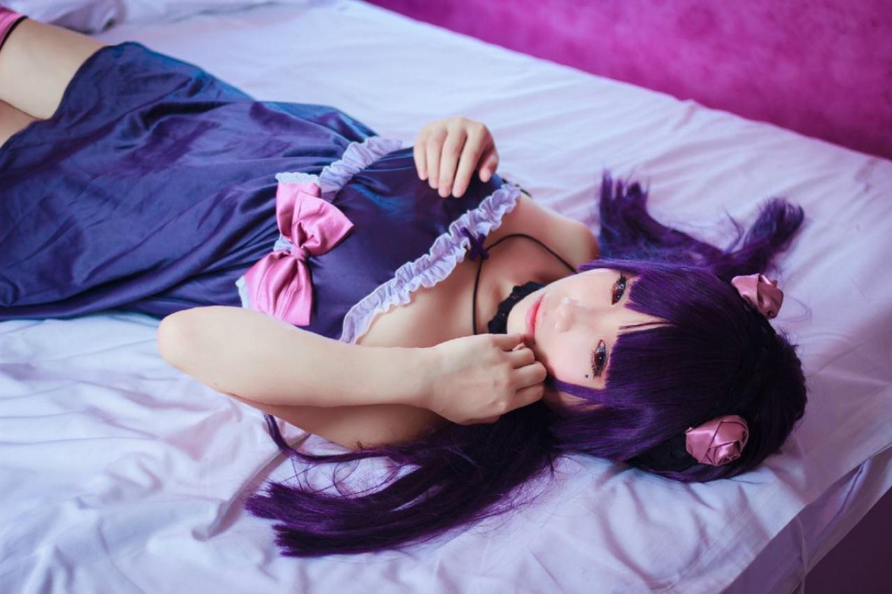 七喵扮演五更琉璃躺在床上，左手捏着发梢侧面照