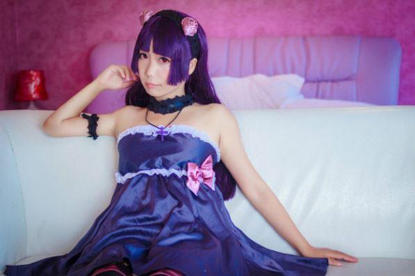 七喵扮演五更琉璃靠坐在沙发上正面照