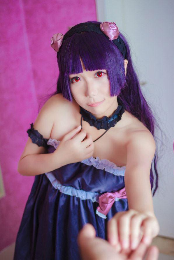 七喵扮演五更琉璃伸出一只手接受邀请的姿势