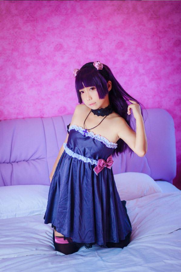 七喵扮演五更琉璃跪坐在床上，左手捋起头发