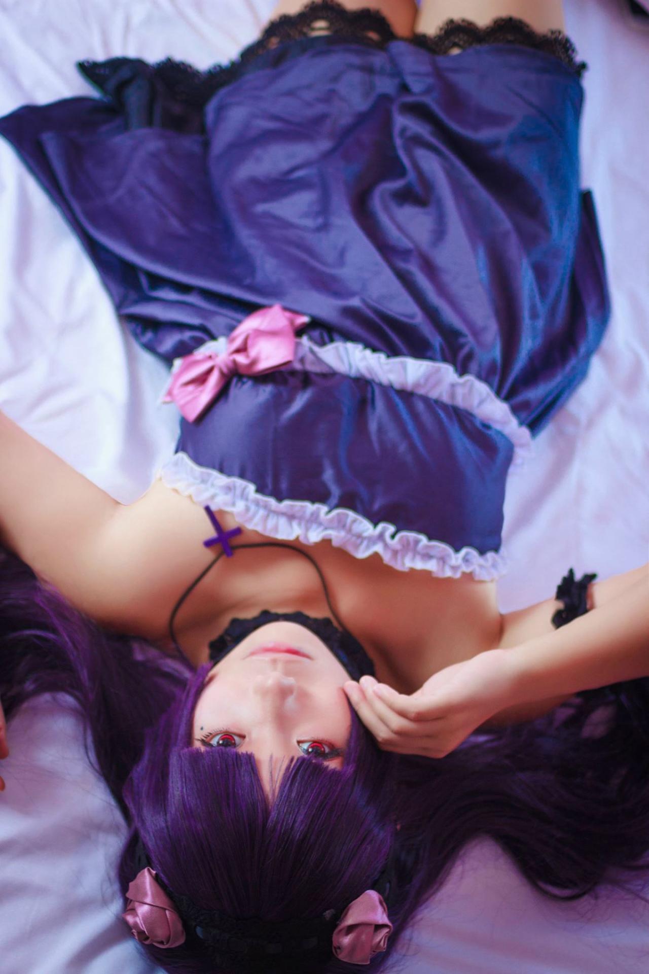 七喵扮演五更琉璃躺在床上正面照