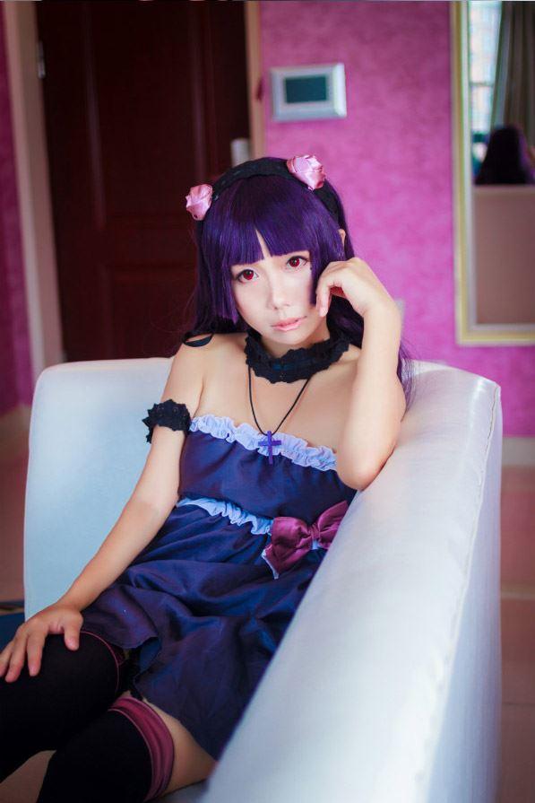 七喵扮演五更琉璃躺在沙发，左手撑着沙发背