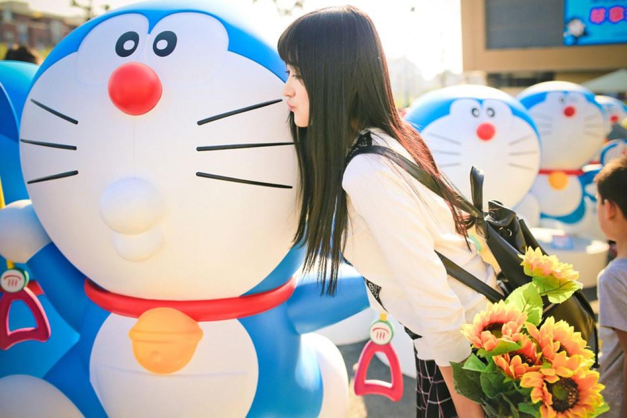 嗡嗡亲吻嘟嘴的哆啦A梦