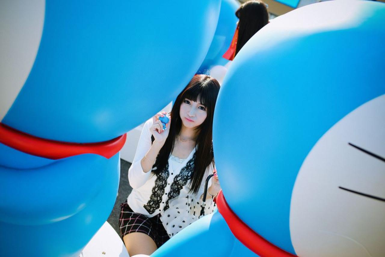 嗡嗡蹲在两只哆啦A梦中间