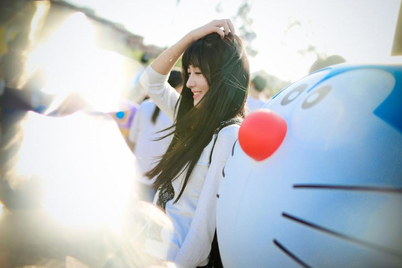 嗡嗡摸着头发侧脸