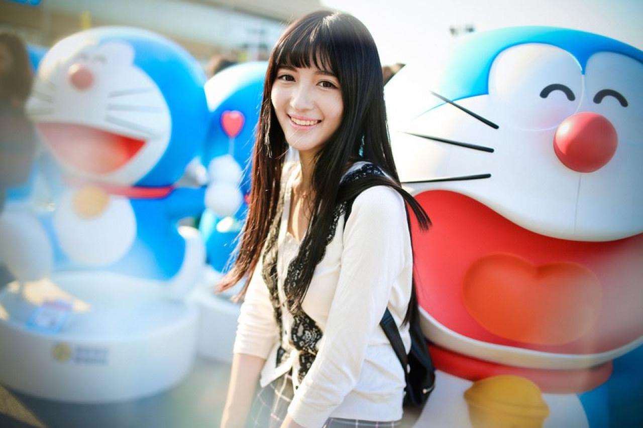 嗡嗡贴在哆啦A梦身旁