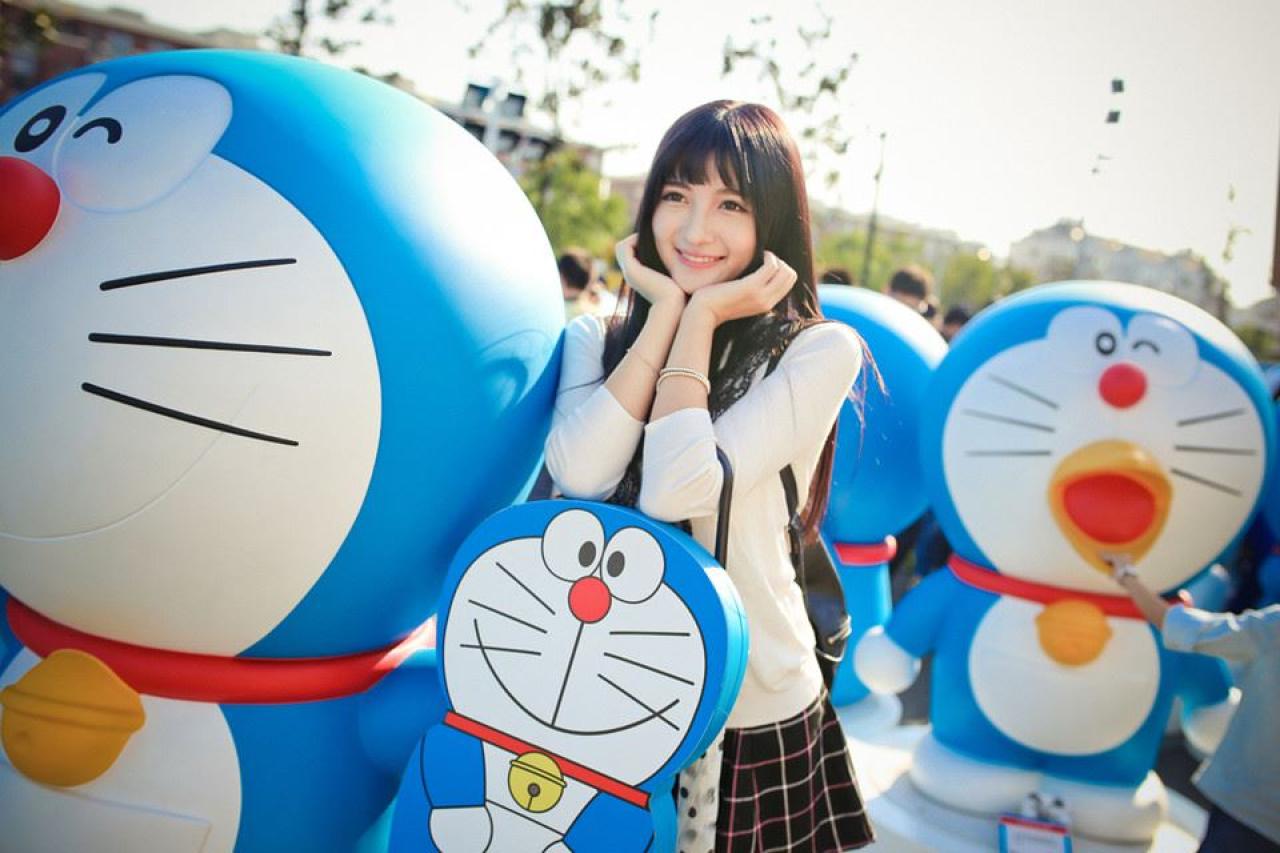 嗡嗡双手捧着脸撑在小哆啦A梦头上